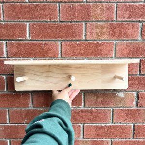 BULLSEYE PLAYGROUND WOOD SHELF WITH HOOKS (1CT)